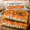 Un croque-monsieur au saumon et Boursin, prêt à déguster, bien doré et croustillant sur un plateau.