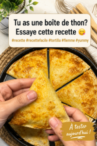 Tortilla au thon joliment présentée, prête à être servie.