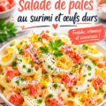 Salade de pâtes au surimi garnie d'œufs durs et légumes frais