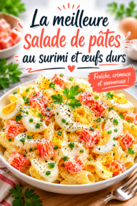 Salade de pâtes au surimi garnie d'œufs durs et légumes frais