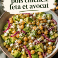 Salade de pois chiches avec feta et avocat sur une table en bois