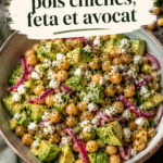 Salade de pois chiches avec feta et avocat sur une table en bois