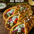 Wraps de boeuf à la grecque avec sauce yaourt à l'ail sur une table