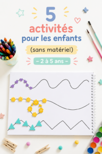 Un enfant souriant joue à un jeu imaginatif sans matériel.