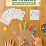 Un assortiment coloré de pompons sur un fond de tissus variés.