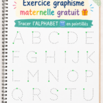 Un enfant concentré sur un exercice de traçage de lettres de l'alphabet.