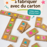 Un enfant jouant avec un jouet en carton fait maison.