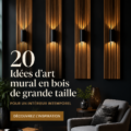 Un grand panneau en bois artistique accroché à un mur, ajoutant chaleur à un intérieur contemporain.
