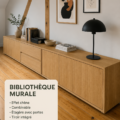 Bibliothèque murale en chêne avec étagères ouvertes et tiroirs intégrés, offrant un look moderne et pratique.