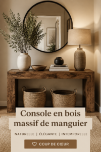 Console en bois massif de manguier dans un salon élégant et chaleureux.