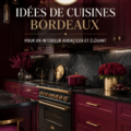 Une cuisine bordeaux élégante et moderne avec des éléments boisés.