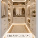 Dressing moderne en U blanc et lumineux dans une chambre élégante.