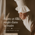 Une mère et sa fille marchant main dans la main dans un parc, illustrant un lien fort et complice.