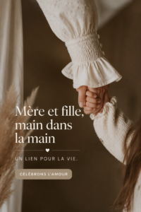 Une mère et sa fille marchant main dans la main dans un parc, illustrant un lien fort et complice.