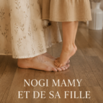 Mère et fille partageant un moment de complicité en extérieur