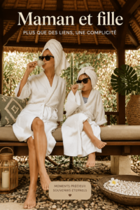 Une mère et sa fille souriantes, partageant un moment complice en extérieur.