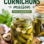 Bocaux de cornichons maison colorés et appétissants sur une table en bois