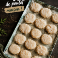 Nuggets de poulet maison croustillants servis avec des sauces variées sur une table familiale