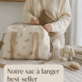 Sac à couches en coton sur une table avec des accessoires de bébé