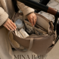 Sac à couches moderne et élégant posé sur une table avec des éléments pour bébé