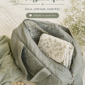 Sac à langer bio trendy posé sur une table, rempli de produits pour bébé