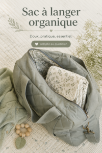 Sac à langer bio trendy posé sur une table, rempli de produits pour bébé