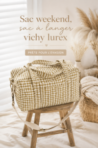 Sac à langer vichy lurex sur une table, prêt pour une sortie familiale.