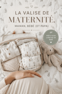 Valise de maternité ouverte avec des articles essentiels pour maman et bébé