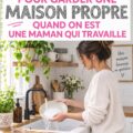 Une maman souriante faisant le ménage avec ses enfants dans une maison chaleureuse.