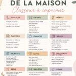 Classeur de gestion familiale ouvert sur une table avec des notes colorées.