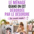 Une mère et ses enfants nettoyant ensemble un salon en désordre, créant un moment de complicité.