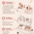 Poussette bien organisée avec accessoires pratiques pour bébé.