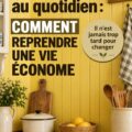 Femme souriante dans sa cuisine, planifiant un budget familial frugal.