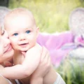 Breluna soir moment tendre mère et bébé avant coucher