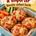 Muffins pizza maison joliment présentés sur une assiette, prêts pour la lunchbox.